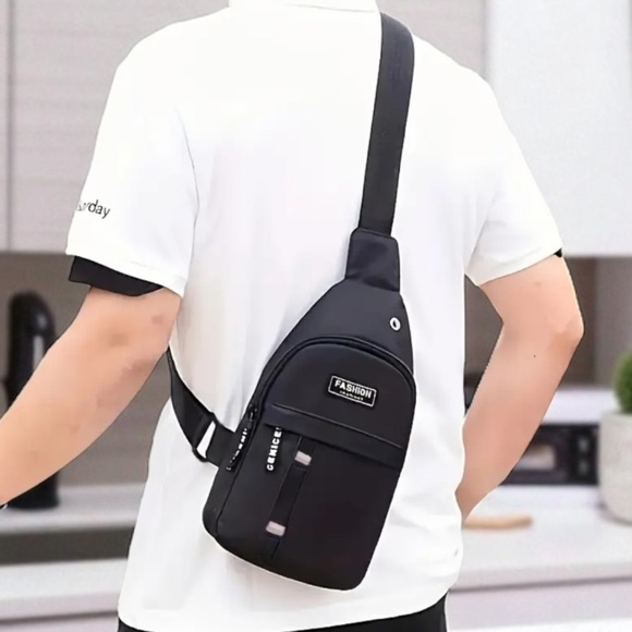 Unisex Black Single Shoulder Bag - Picture 2 of 3